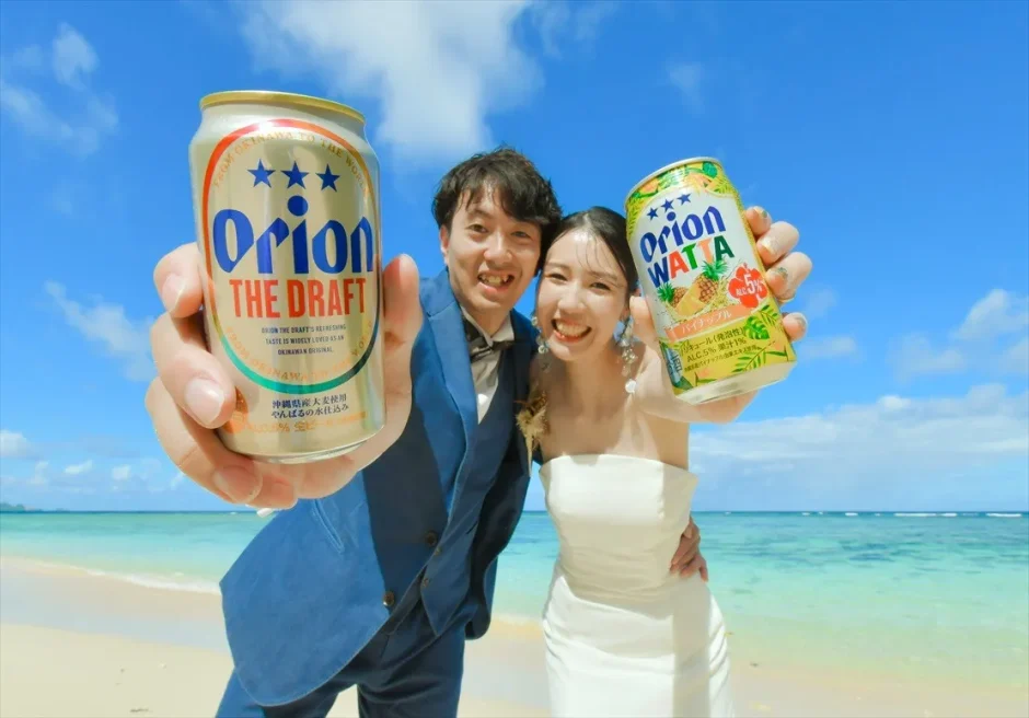 コーラルテラス石垣島のビーチで撮影した二人挙式フォトウェディング。オリオンビールで乾杯する前撮りカット