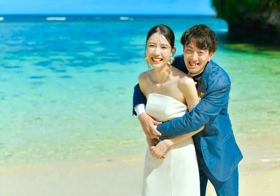 コーラルテラス石垣島のビーチで撮影した二人挙式フォトウェディング。新郎が新婦を抱き寄せる前撮り写真