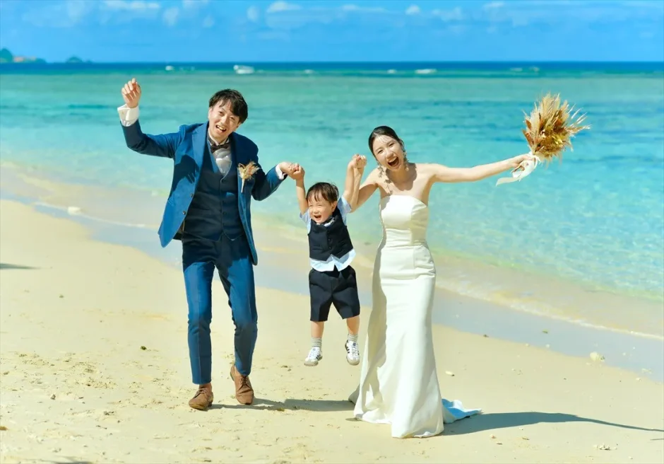 コーラルテラス石垣島での二人挙式フォトウェディング。お子さまと一緒にジャンプする家族の前撮り写真