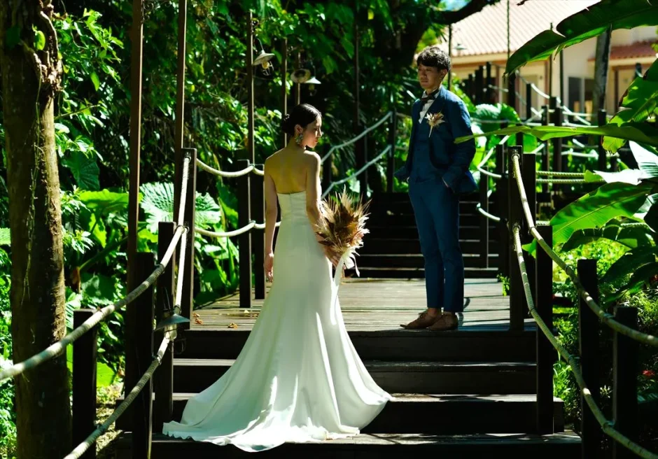 コーラルテラス石垣島のガーデンで撮影した二人挙式フォトウェディング。階段で向かい合う新郎新婦の前撮りカット