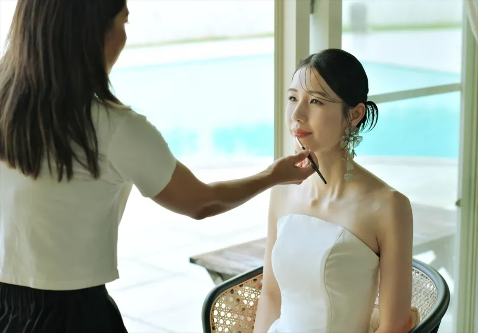 コーラルテラス石垣島の二人挙式に向けた新婦のヘアメイクシーン。前撮りフォトウェディングの準備風景