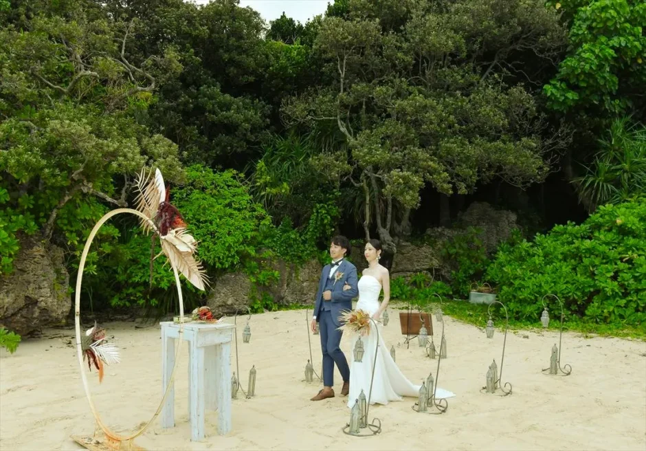 コーラルテラス石垣島のビーチで行う二人挙式の挙式会場全景。前撮りにも人気のフォトウェディングスポット