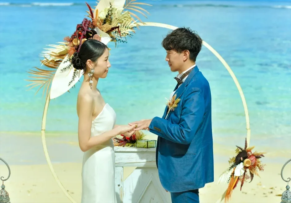 コーラルテラス石垣島のビーチで指輪交換を行う二人挙式のフォトウェディング。前撮りにも選ばれる人気シーン