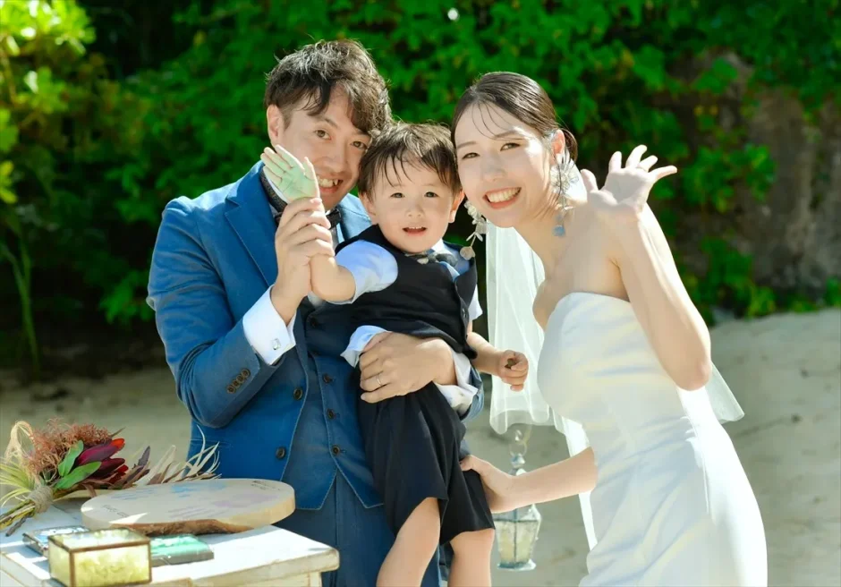 コーラルテラス石垣島での二人挙式フォトウェディング。お子さまと一緒に撮影する家族写真の前撮りカット